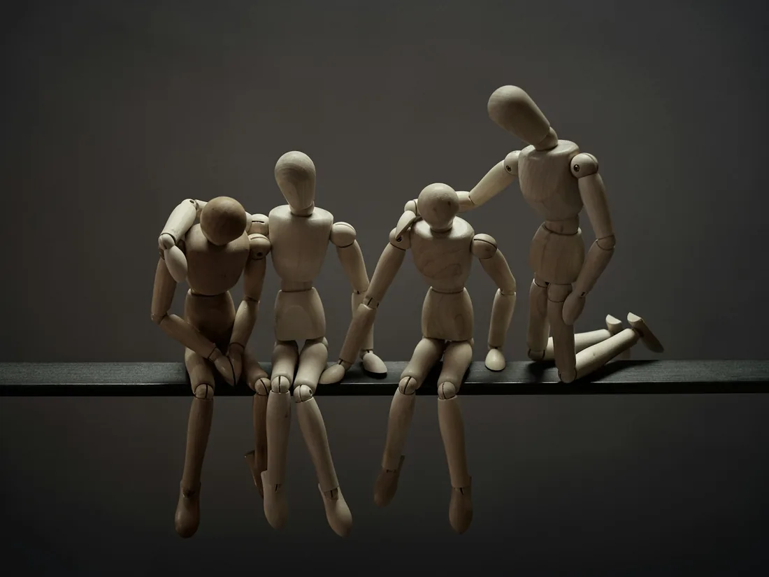 Figuras articuladas de madera colocadas sobre una mesa de trabajo de animación